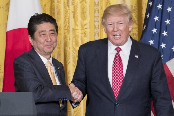 Ο Τραμπ συναντήθηκε με τον Ιάπωνα πρωθυπουργό και προανήγγειλε νέα μέτρα ασφαλείας στις ΗΠΑ