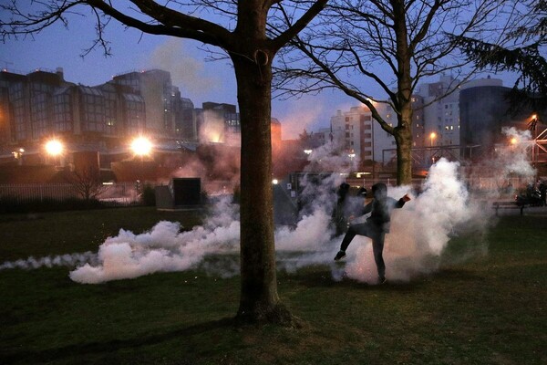 Γαλλία: Δακρυγόνα, φωτιές και συλλήψεις σε διαμαρτυρία για την υπόθεση βιασμού 22χρονου από αστυνομικό