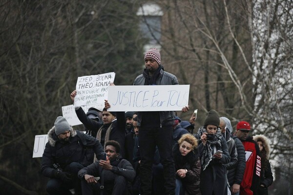 Γαλλία: Δακρυγόνα, φωτιές και συλλήψεις σε διαμαρτυρία για την υπόθεση βιασμού 22χρονου από αστυνομικό