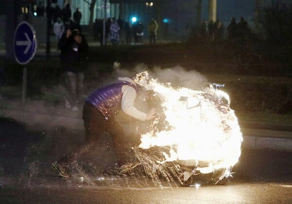 Γαλλία: Δακρυγόνα, φωτιές και συλλήψεις σε διαμαρτυρία για την υπόθεση βιασμού 22χρονου από αστυνομικό