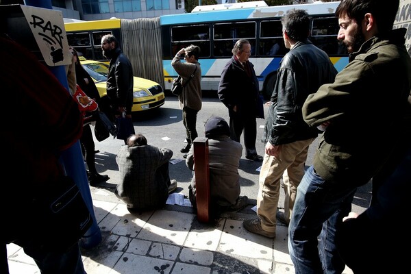 Απέκλεισαν σταθμούς του μετρό και κάλυψαν με μαύρες σακούλες τα ακυρωτικά μηχανήματα με αίτημα τις ελεύθερες μετακινήσεις.