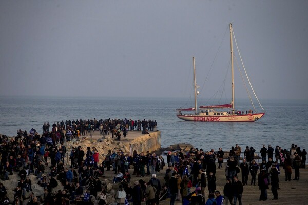 Εκατοντάδες χιλιάδες πολίτες στους δρόμους της Βαρκελώνης διαδήλωσαν υπέρ της υποδοχής προσφύγων στην Ισπανία