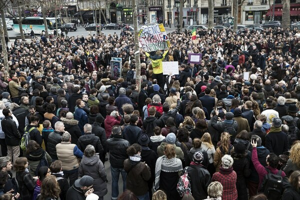 «Οι διεφθαρμένοι στη στενή»: Εκατοντάδες διαδηλωτές στους δρόμους του Παρισιού κατά της «διαφθοράς» των πολιτικών