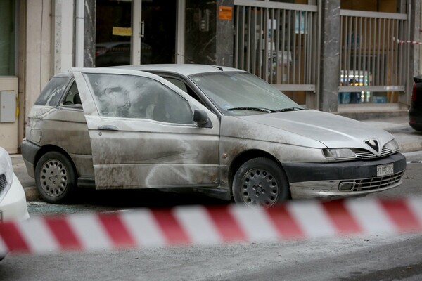 Φωτογραφίες από τα γραφεία του ΣΥΡΙΖΑ μετά την επίθεση