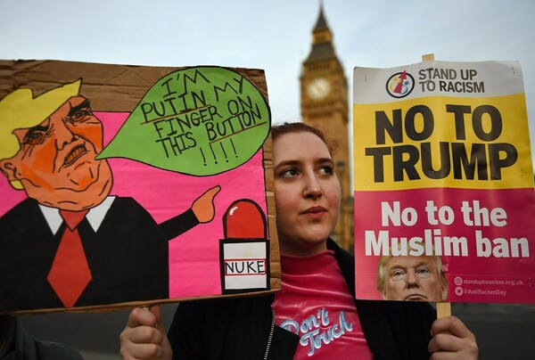 Βρετανία: Χιλιάδες διαδήλωσαν έξω από το κοινοβούλιο κατά της επίσκεψης Τραμπ