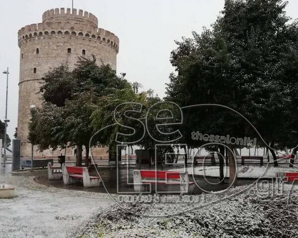 Χιονίζει στο κέντρο της Θεσσαλονίκης