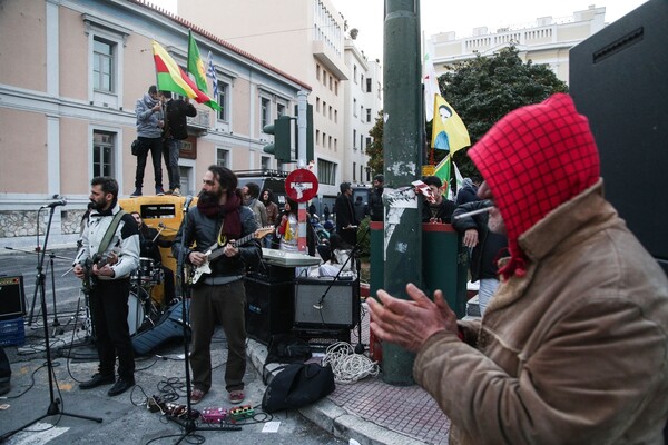 Σε εξέλιξη αντιφασιστική πορεία με κατεύθυνση την αμερικανική πρεσβεία και τα γραφεία της Χρυσής Αυγής