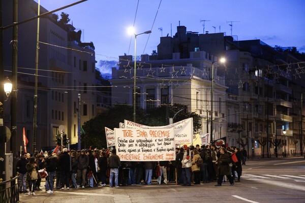 Σε εξέλιξη αντιφασιστική πορεία με κατεύθυνση την αμερικανική πρεσβεία και τα γραφεία της Χρυσής Αυγής