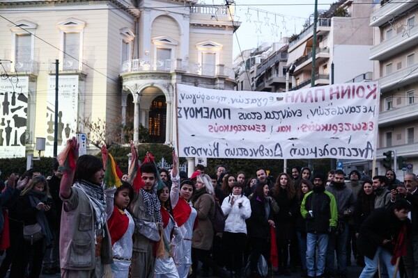 Σε εξέλιξη αντιφασιστική πορεία με κατεύθυνση την αμερικανική πρεσβεία και τα γραφεία της Χρυσής Αυγής