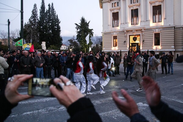 Σε εξέλιξη αντιφασιστική πορεία με κατεύθυνση την αμερικανική πρεσβεία και τα γραφεία της Χρυσής Αυγής