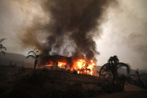 Δεκάδες σταρ εκκενώνουν τις βίλες τους στην Καλιφόρνια - 9 νεκροί από την πυρκαγιά