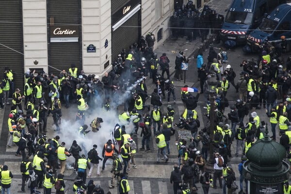 Κίτρινα Γιλέκα - Επεισόδια και δακρυγόνα στο Παρίσι