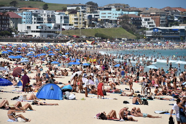 Πρωτοχρονιά με καύσωνα κάνουν στην Αυστραλία - Γέμισαν οι παραλίες
