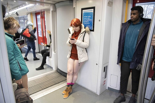 Στο μετρό χωρίς παντελόνι και φέτος