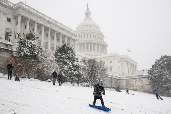 Χιονοθύελλα σαρώνει τις ΗΠΑ - Στα λευκά η Ουάσινγκτον