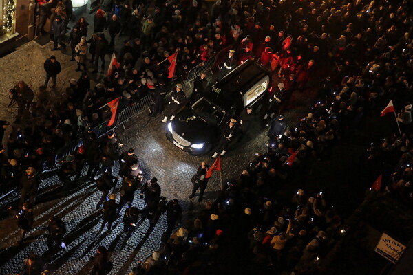Συγκλονιστικές εικόνες - Χιλιάδες άνθρωποι συνόδευσαν το φέρετρο του δολοφονημένου δημάρχου του Γκντανσκ