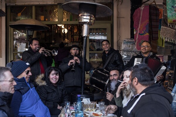 To χριστουγεννιάτικο street party της Θεσσαλονίκης με σουβλάκια, κρασί και όργανα