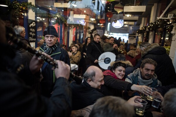 To χριστουγεννιάτικο street party της Θεσσαλονίκης με σουβλάκια, κρασί και όργανα