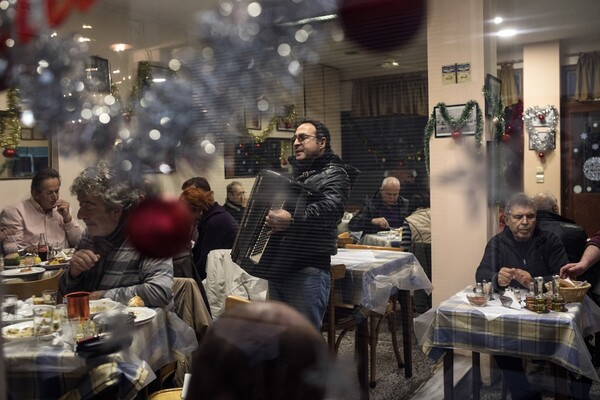 To χριστουγεννιάτικο street party της Θεσσαλονίκης με σουβλάκια, κρασί και όργανα