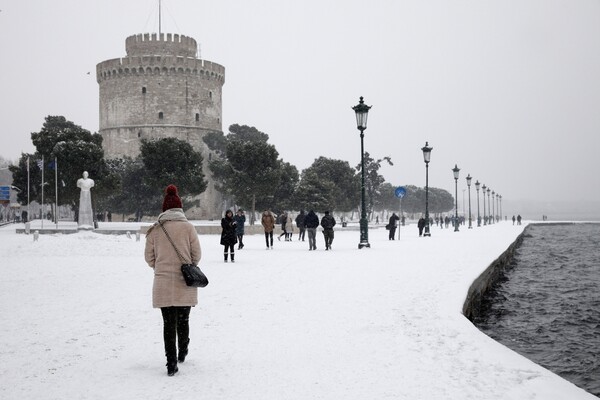 Η Θεσσαλονίκη έσπασε ρεκόρ παγετού - Παγωμένη και καλυμμενη με χιόνι και απόψε η πόλη