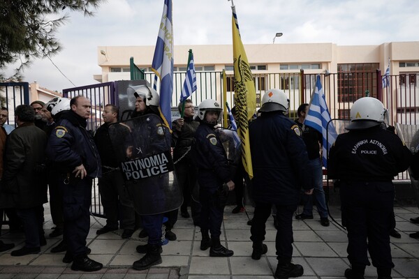 Ένταση στο Ωραιόκαστρο για τα προσφυγόπουλα (φωτο + βίντεο)