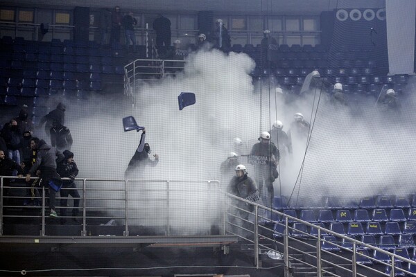 Εικόνες ντροπής και επεισόδια στο γήπεδο πριν την απονομή του Κυπέλλου Ελλάδας στον Παναθηναϊκό