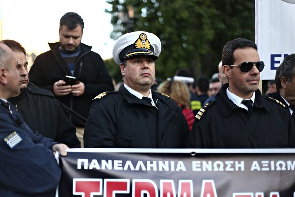 Οι ένστολοι διαδηλώνουν στο Σύνταγμα κατά της κυβέρνησης και των περικοπών στους μισθούς τους