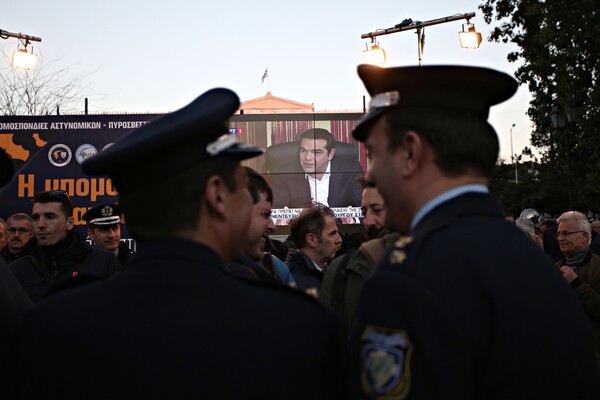 Οι ένστολοι διαδηλώνουν στο Σύνταγμα κατά της κυβέρνησης και των περικοπών στους μισθούς τους