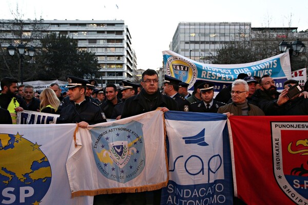 Οι ένστολοι διαδηλώνουν στο Σύνταγμα κατά της κυβέρνησης και των περικοπών στους μισθούς τους