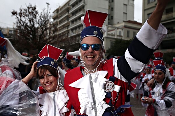 Η μεγάλη παρέλαση του Καρναβαλιού της Πάτρας - υπό βροχή