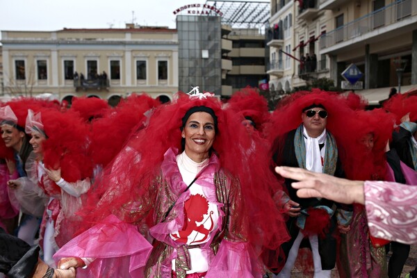 Η μεγάλη παρέλαση του Καρναβαλιού της Πάτρας - υπό βροχή