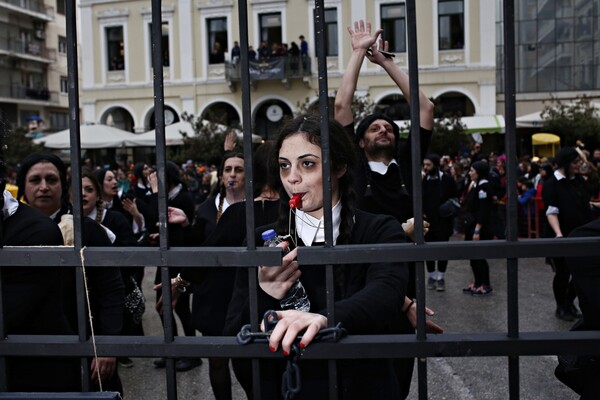 Η μεγάλη παρέλαση του Καρναβαλιού της Πάτρας - υπό βροχή