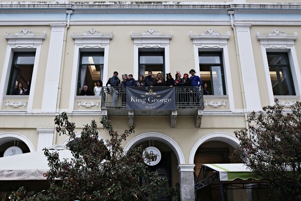 Η μεγάλη παρέλαση του Καρναβαλιού της Πάτρας - υπό βροχή