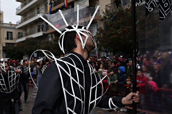 Η μεγάλη παρέλαση του Καρναβαλιού της Πάτρας - υπό βροχή