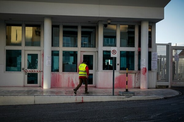 Επίθεση Ρουβίκωνα στην πρεσβεία των ΗΠΑ - Ανακρίνονται οι οκτώ προσαχθέντες