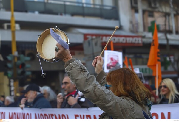 Χημικά και ένταση στο Σύνταγμα στη συγκέντρωση των εκπαιδευτικών