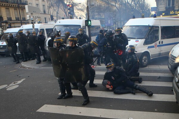 Ξεχειλίζει η οργή στο Παρίσι: Διαδηλώσεις και βίαια επεισόδια για την σεξουαλική κακοποίηση του Τεό από αστυνομικούς