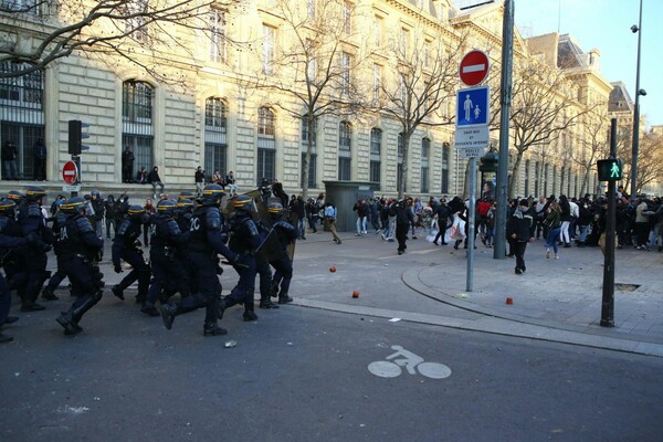 Ξεχειλίζει η οργή στο Παρίσι: Διαδηλώσεις και βίαια επεισόδια για την σεξουαλική κακοποίηση του Τεό από αστυνομικούς
