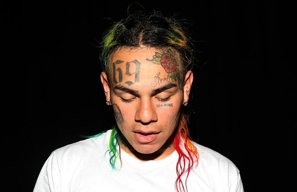 Αθώος δήλωσε ο ράπερ Tekashi 6ix9ine, αλλά η δίκη αργεί και θα παραμείνει στην φυλακή