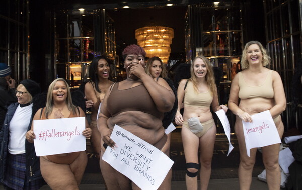 Οι γυναίκες αυτές γδύθηκαν έξω από το Victoria's Secret για να δείξουν τι σημαίνει ποικιλομορφία