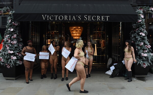 Οι γυναίκες αυτές γδύθηκαν έξω από το Victoria's Secret για να δείξουν τι σημαίνει ποικιλομορφία