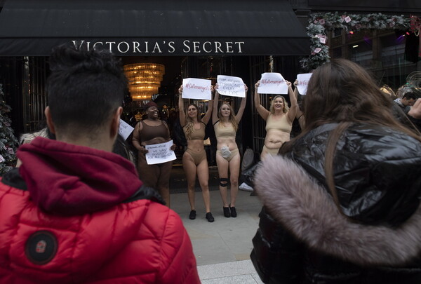 Οι γυναίκες αυτές γδύθηκαν έξω από το Victoria's Secret για να δείξουν τι σημαίνει ποικιλομορφία