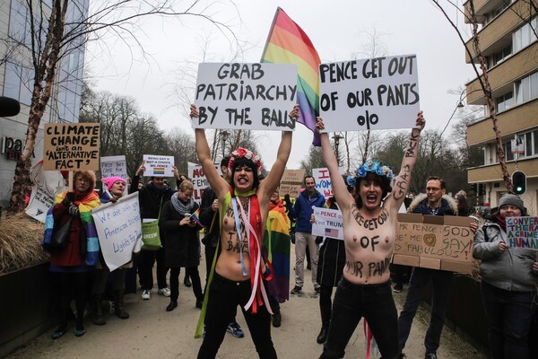Γυμνόστηθες Femen διαδηλώνουν κατά του Πενς και των ΗΠΑ στις Βρυξέλλες