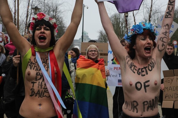 Γυμνόστηθες Femen διαδηλώνουν κατά του Πενς και των ΗΠΑ στις Βρυξέλλες