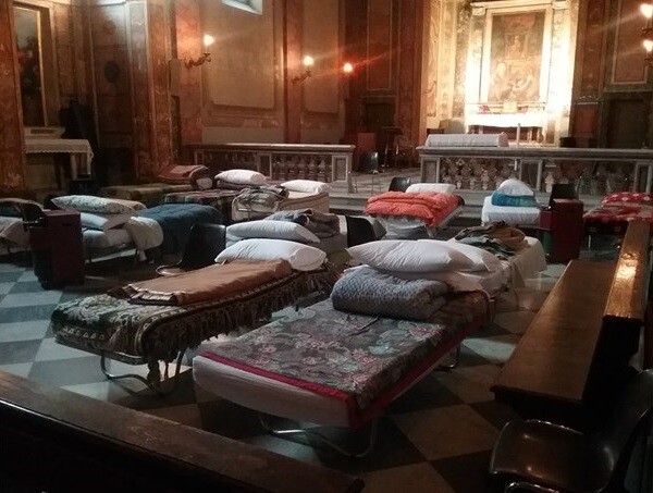 Ο Πάπας Φραγκίσκος έδωσε εντολή να μείνει ανοικτή όλη νύχτα μια εκκλησία στη Ρώμη για να κοιμηθούν οι άστεγοι