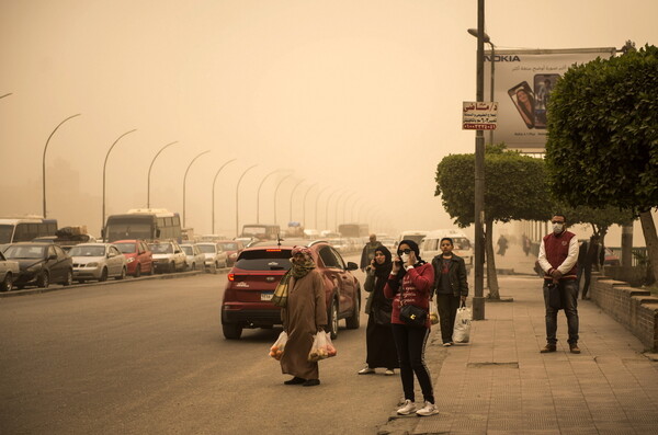 Εντυπωσιακές φωτογραφίες από τη σφοδρή αμμοθύελλα που σάρωσε το Κάιρο