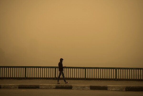 Εντυπωσιακές φωτογραφίες από τη σφοδρή αμμοθύελλα που σάρωσε το Κάιρο