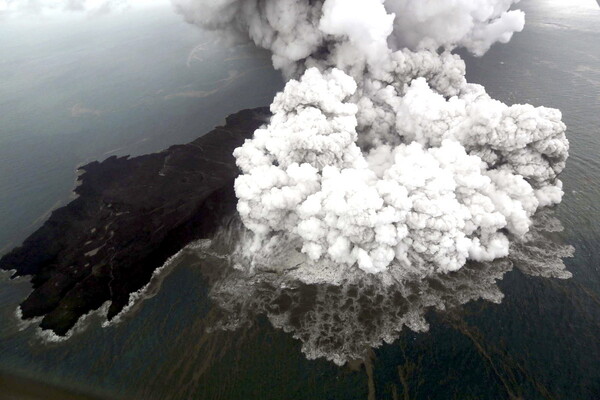 Το ηφαίστειο Ανάκ Κρακατάου στην Ινδονησία έχασε τα δύο τρίτα του ύψους του