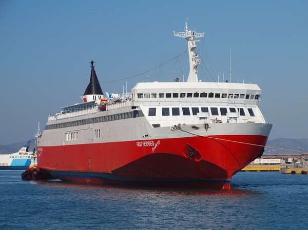 Στο λιμάνι της Τήνου προσέκρουσε το πλοίο "FAST FERRIES ANDROS"