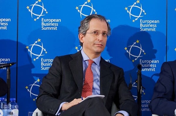 Απεσταλμένος των ΗΠΑ στις Βρυξέλλες: Ο Φάρατζ παραπλάνησε τον Τραμπ για την Ε.Ε.